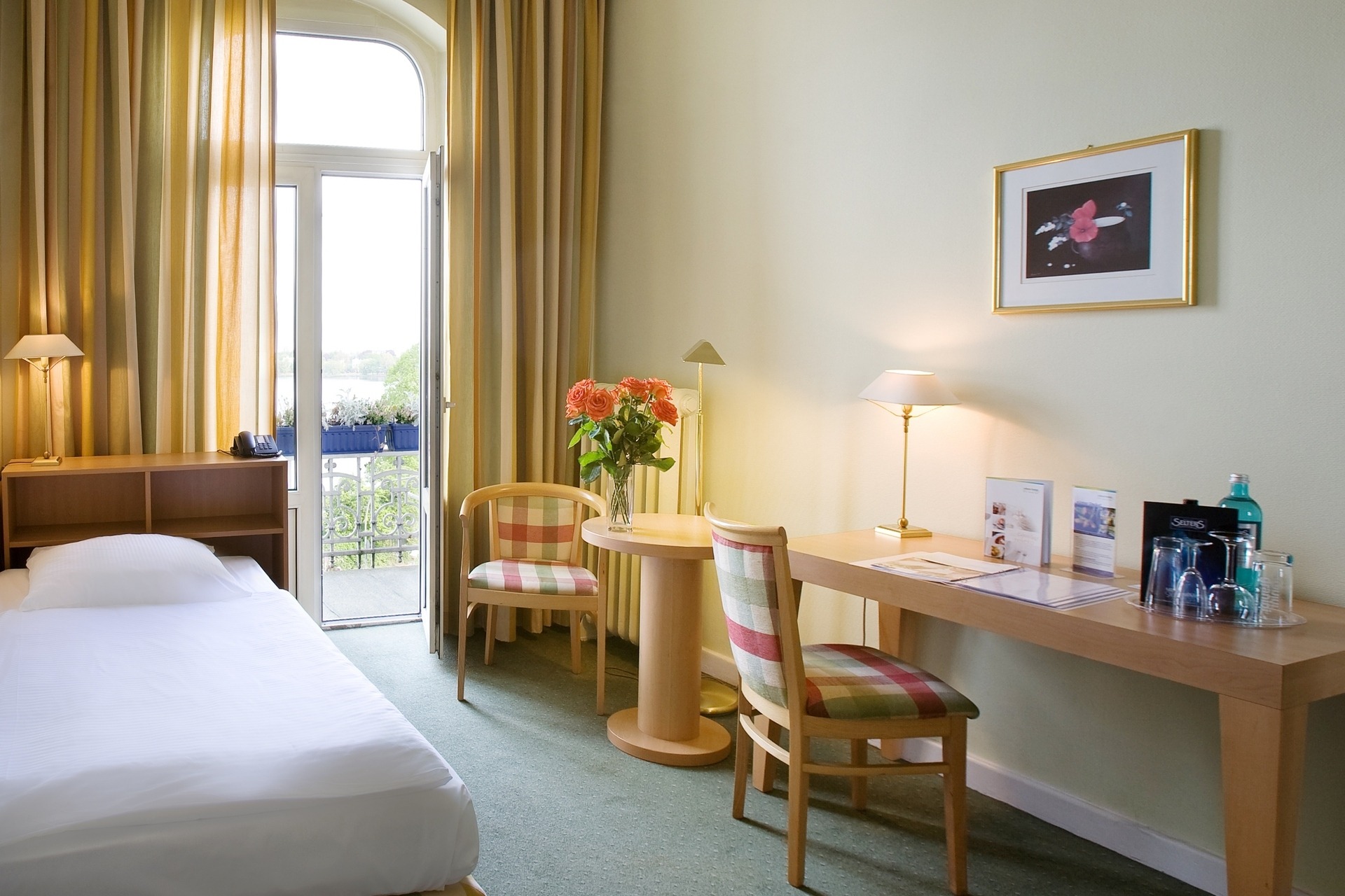 Standard Einzelzimmer mit Alsterblick Einzelzimmer im relexa hotel Bellevue in Hamburg mit Blick auf die Alster